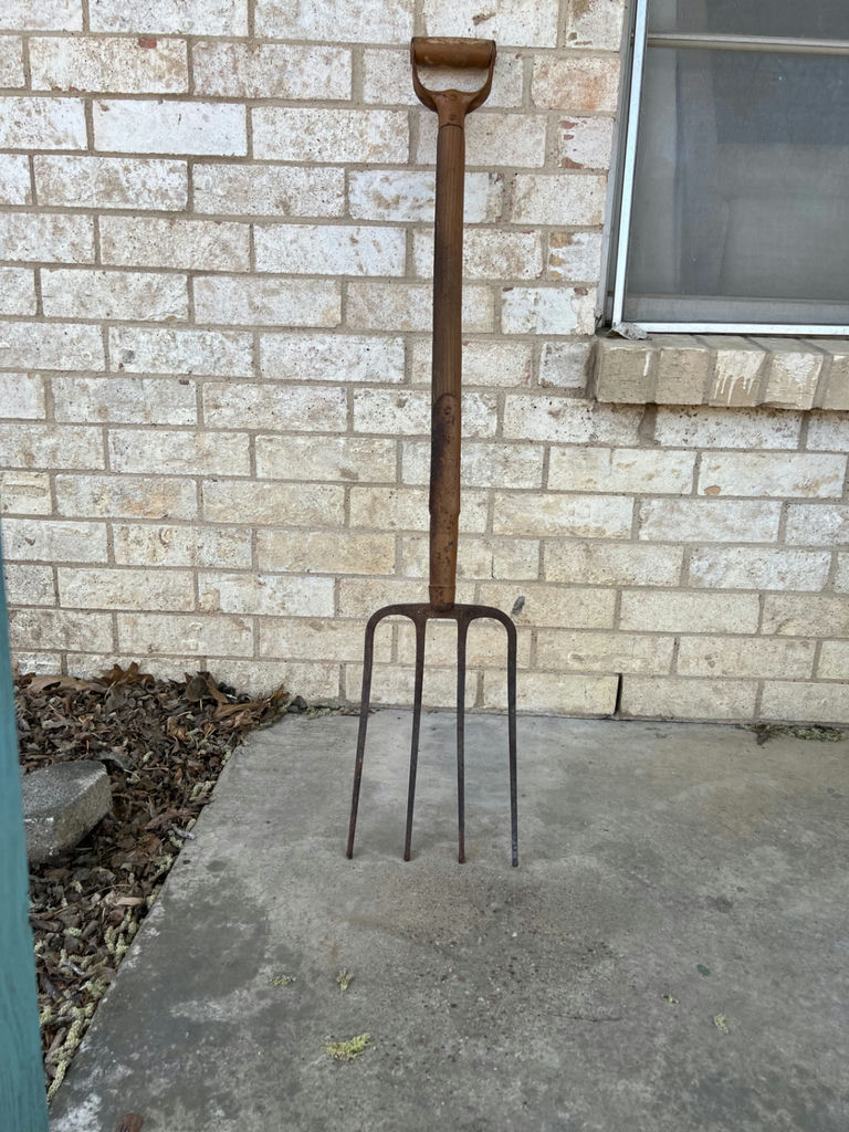 Antique shovels and pitch forks - image 16 of 22