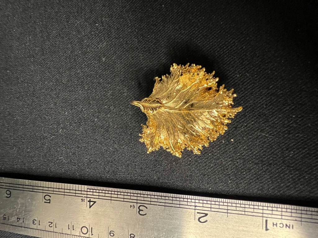 Gold-toned leaf-shaped pendants - image 3 of 7