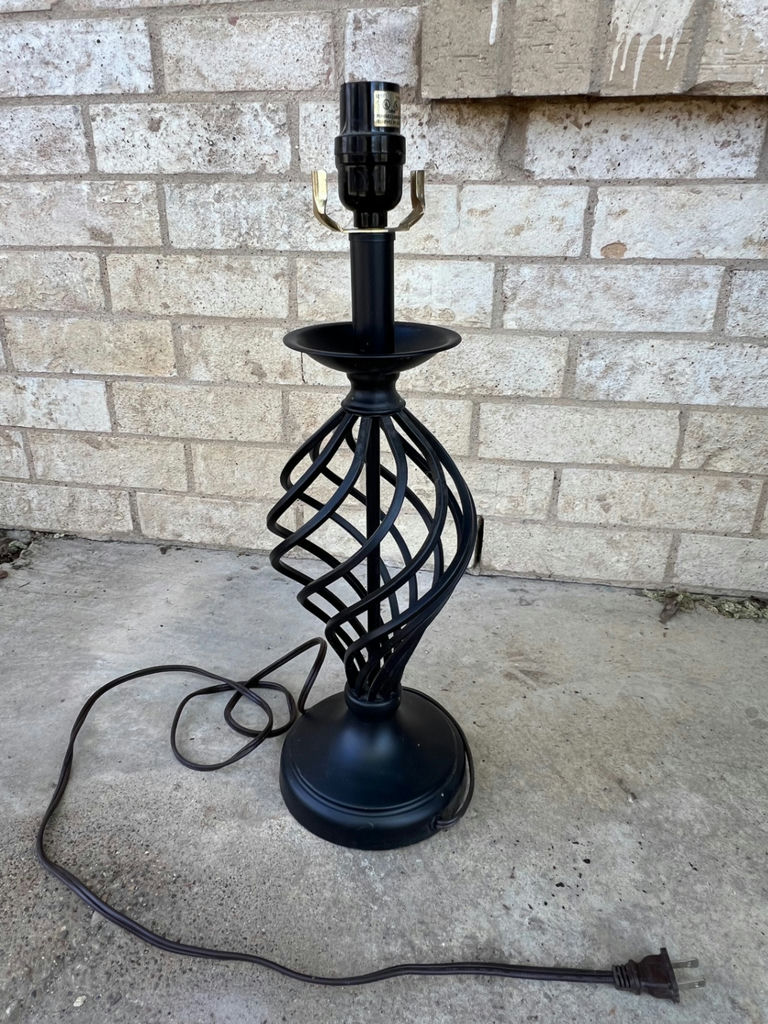 Vintage chandelier and lamps - image 12 of 15