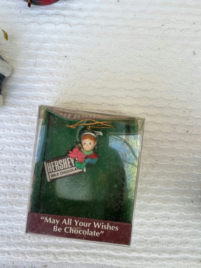 Vintage Christmas Ornaments and Figurines - image 4 of 35