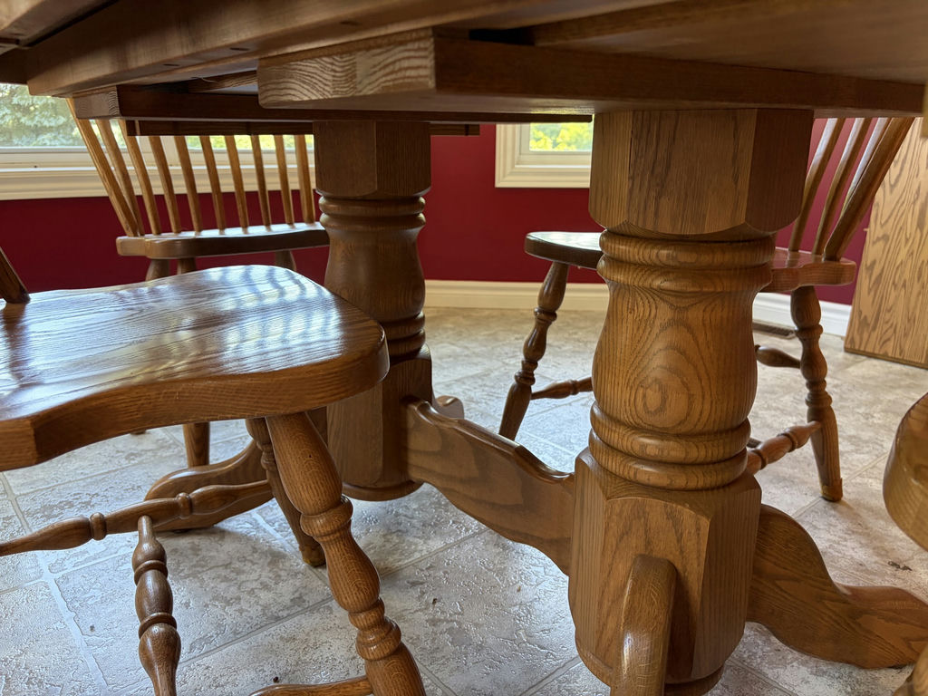 Solid Oak Dinning Table With 3 Leaves & 4 Chairs - image 11 of 11