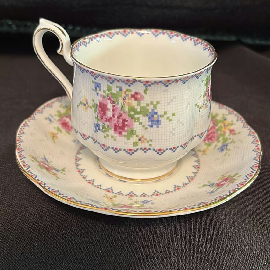 Royal Albert Tea Cups & Saucers - image 5 of 17