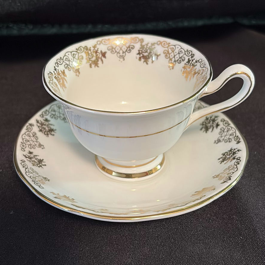 Royal Albert Tea Cups & Saucers - image 8 of 17
