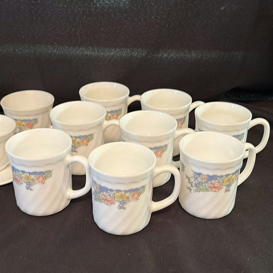Vintage Arcopal “Florine” Cups & Saucers - image 2 of 7