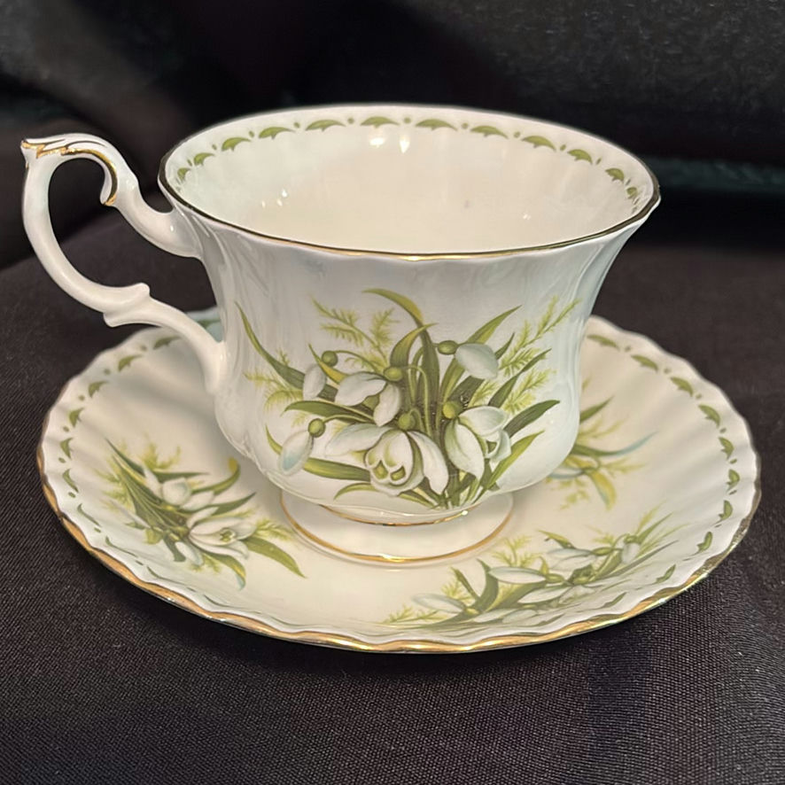 Royal Albert Tea Cups & Saucers - image 15 of 17