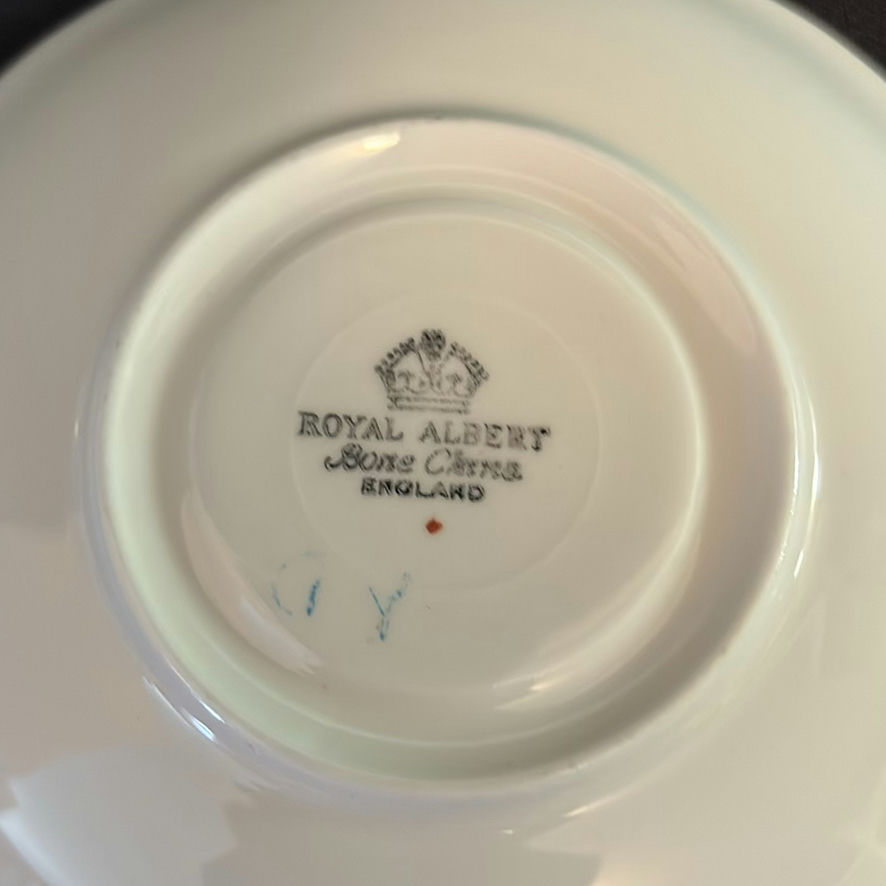 Royal Albert Tea Cups & Saucers - image 9 of 17