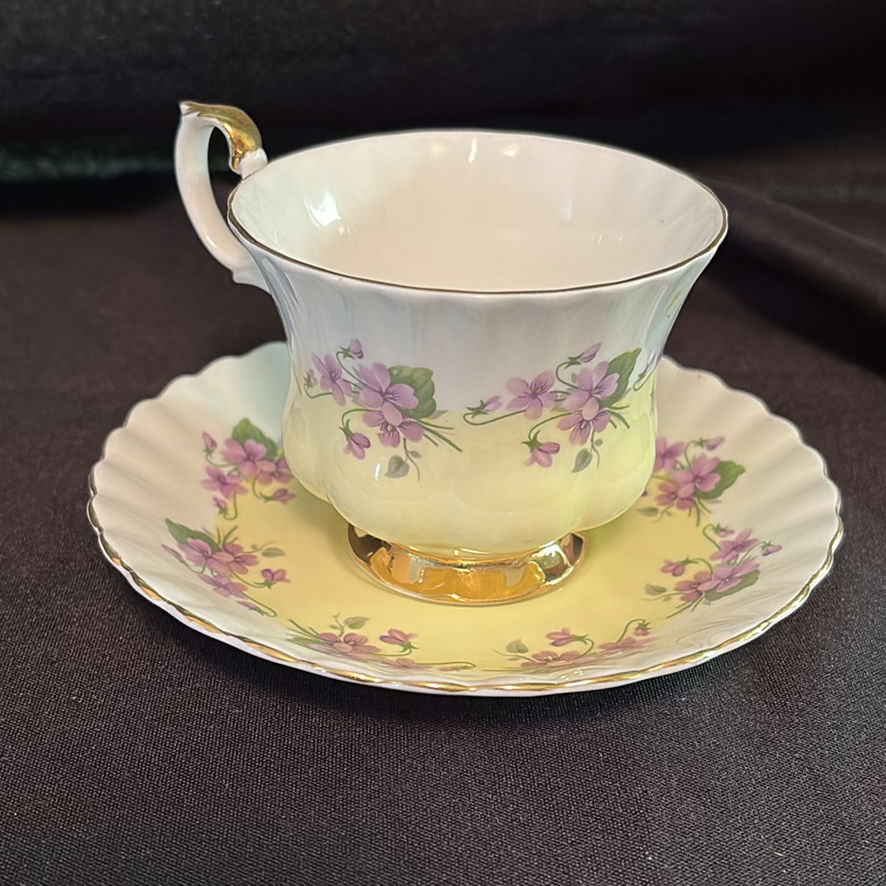 Royal Albert Tea Cups & Saucers - image 2 of 17