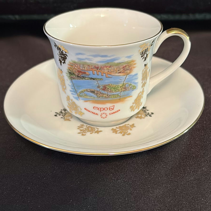 Royal Albert Tea Cups & Saucers - image 11 of 17