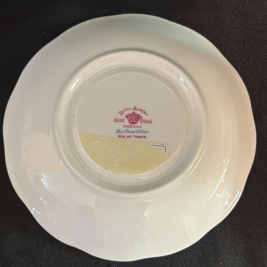 Royal Albert Tea Cups & Saucers - image 7 of 17