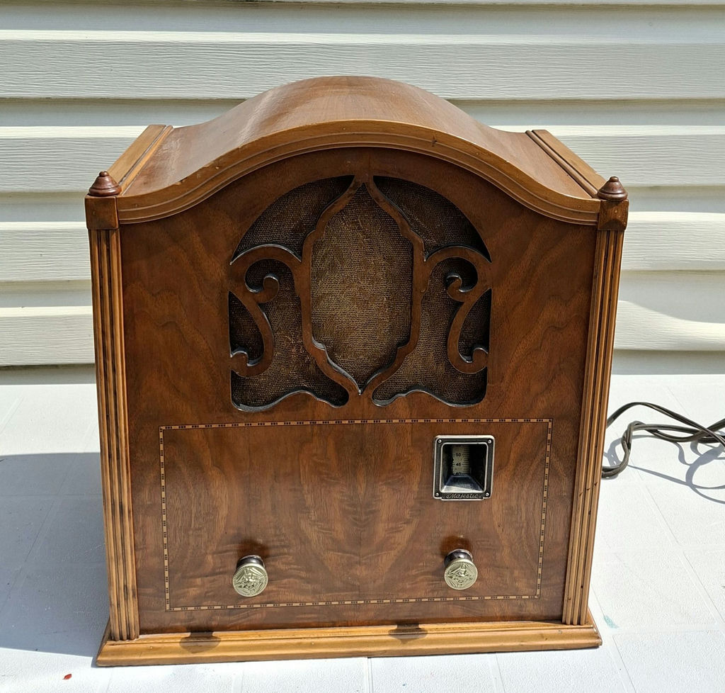 Majestic Wooden Tabletop Radio - image 1 of 8