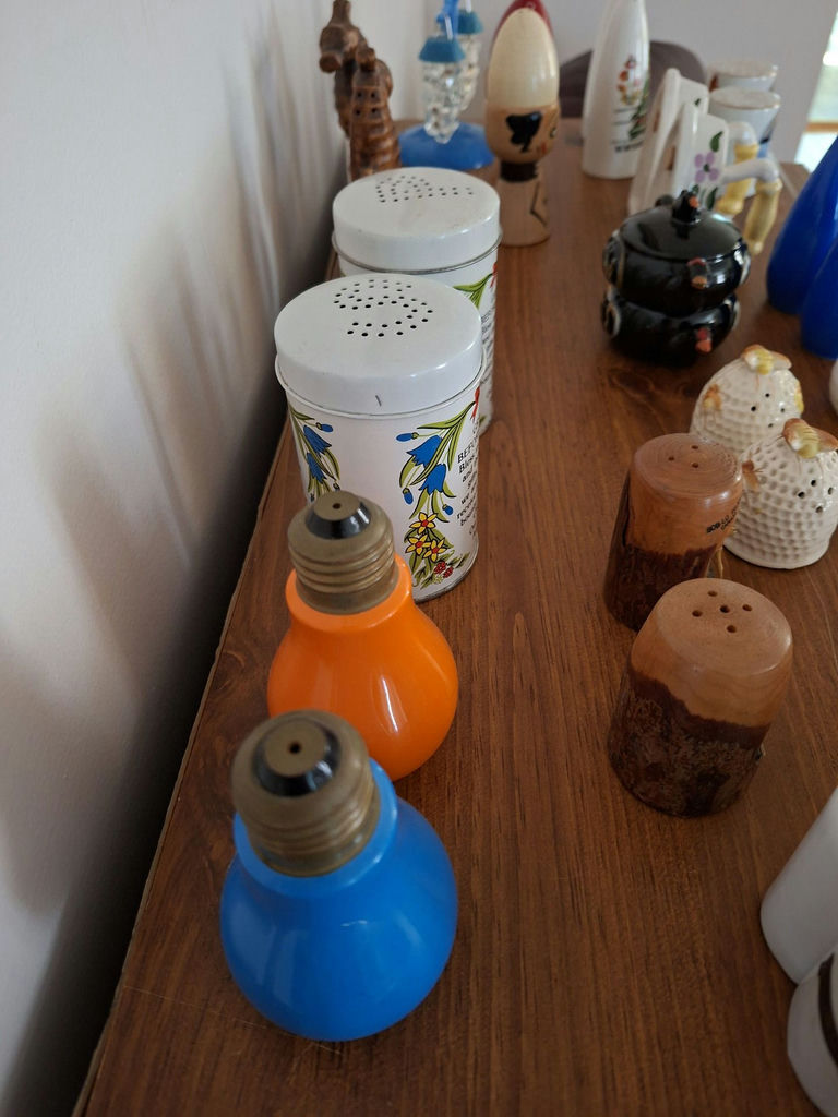 Assorted Ceramic and Decorative Figurines and Kitchenware - image 6 of 7