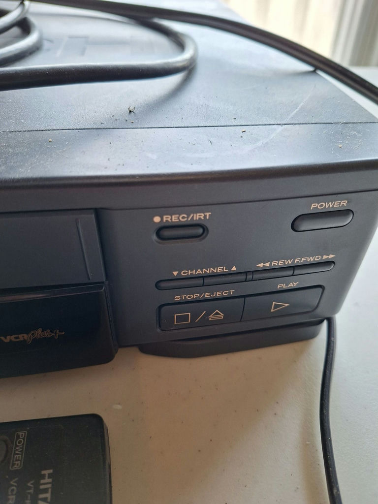 Hitachi VHS VCR with Remote and Coaxial Cable - image 4 of 9