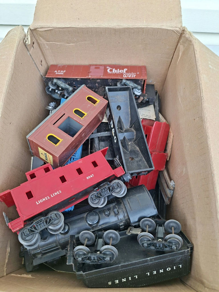 Vintage Lionel and American Flyer Model Train Set Pieces - image 6 of 6