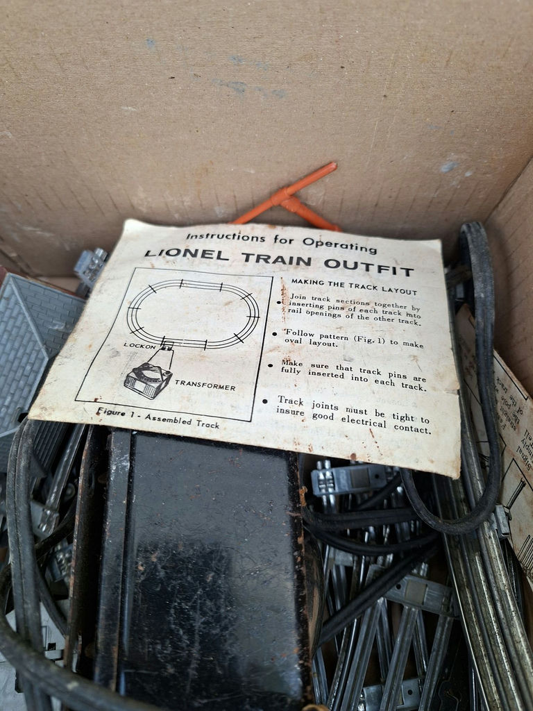 Vintage Lionel and American Flyer Model Train Set Pieces - image 3 of 6