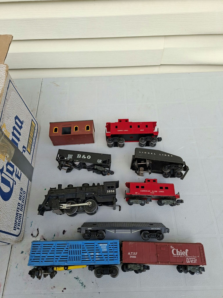 Vintage Lionel and American Flyer Model Train Set Pieces - image 4 of 6