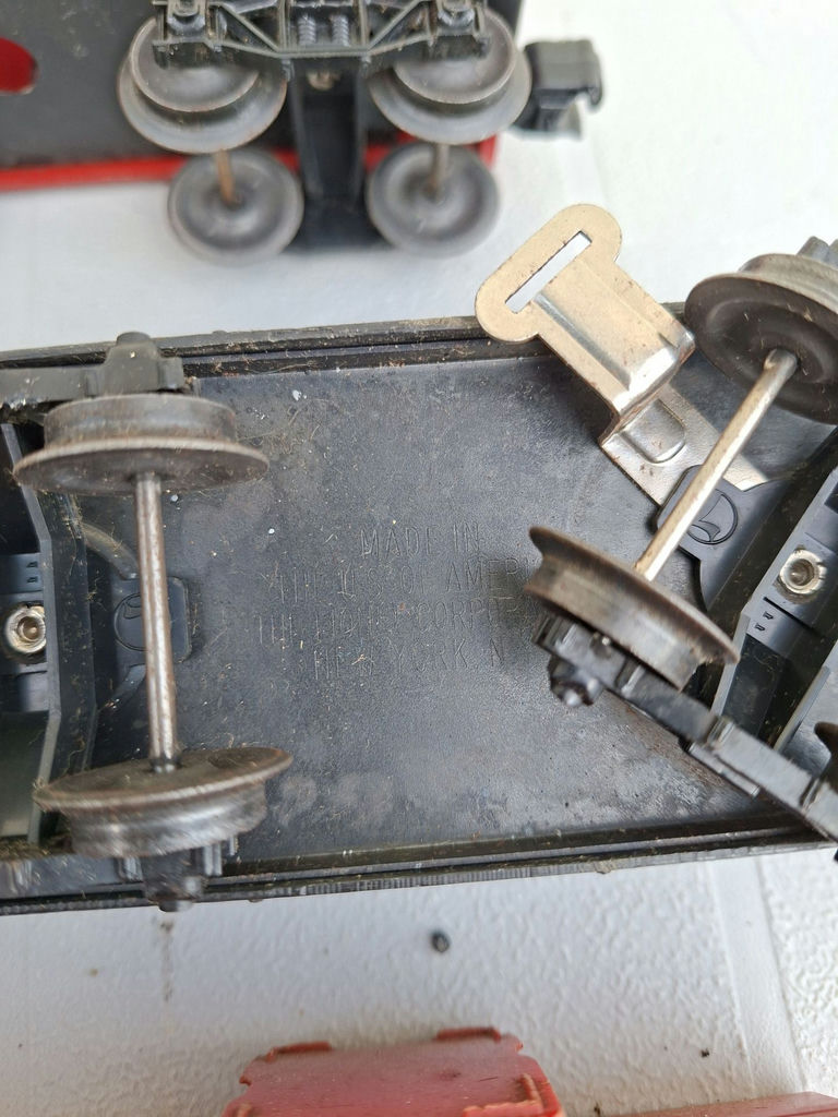 Vintage Lionel and American Flyer Model Train Set Pieces - image 5 of 6