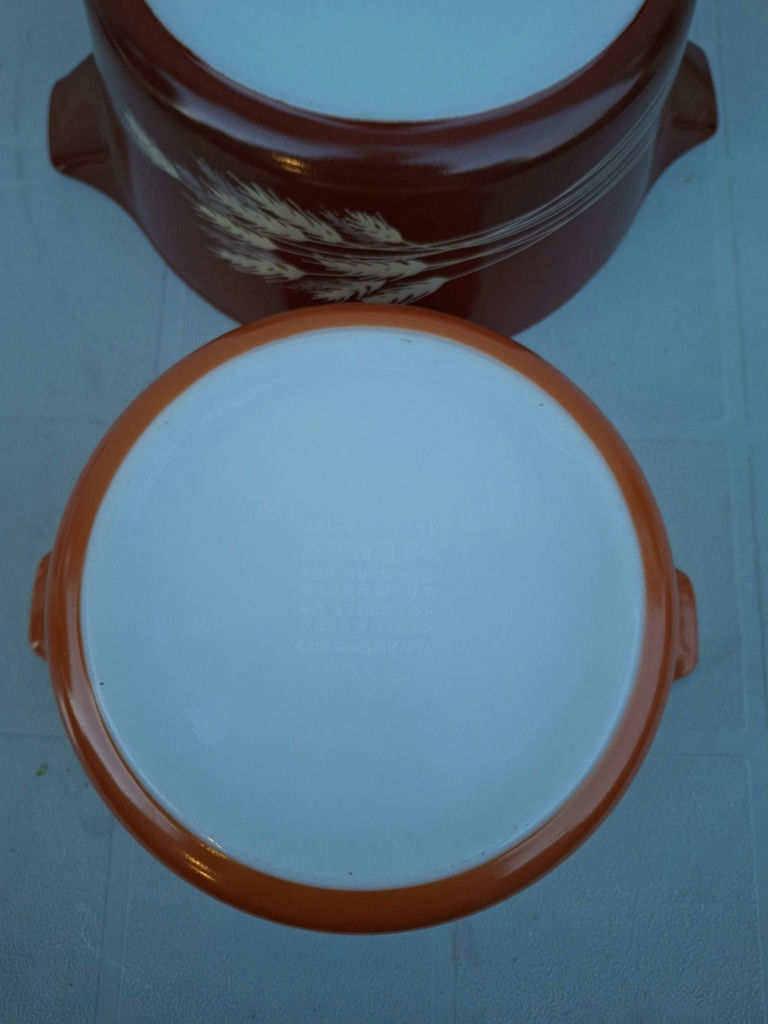 Two Pyrex Vintage Glass Casserole Dishes with Lids - image 5 of 7