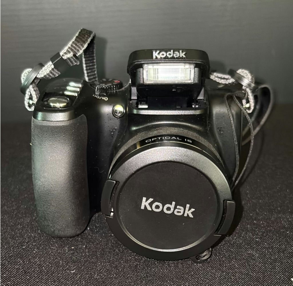 Collection of vintage film and digital cameras - image 10 of 11