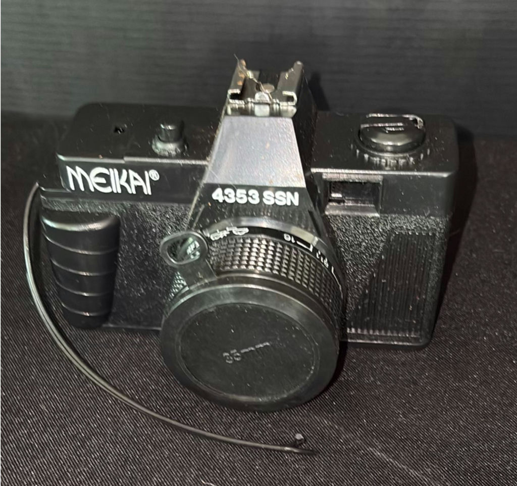 Collection of vintage film and digital cameras - image 3 of 11