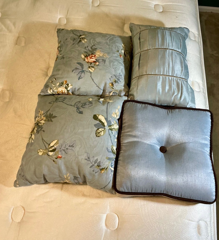 Queen Comforter with Throw pillows  - image 4 of 4