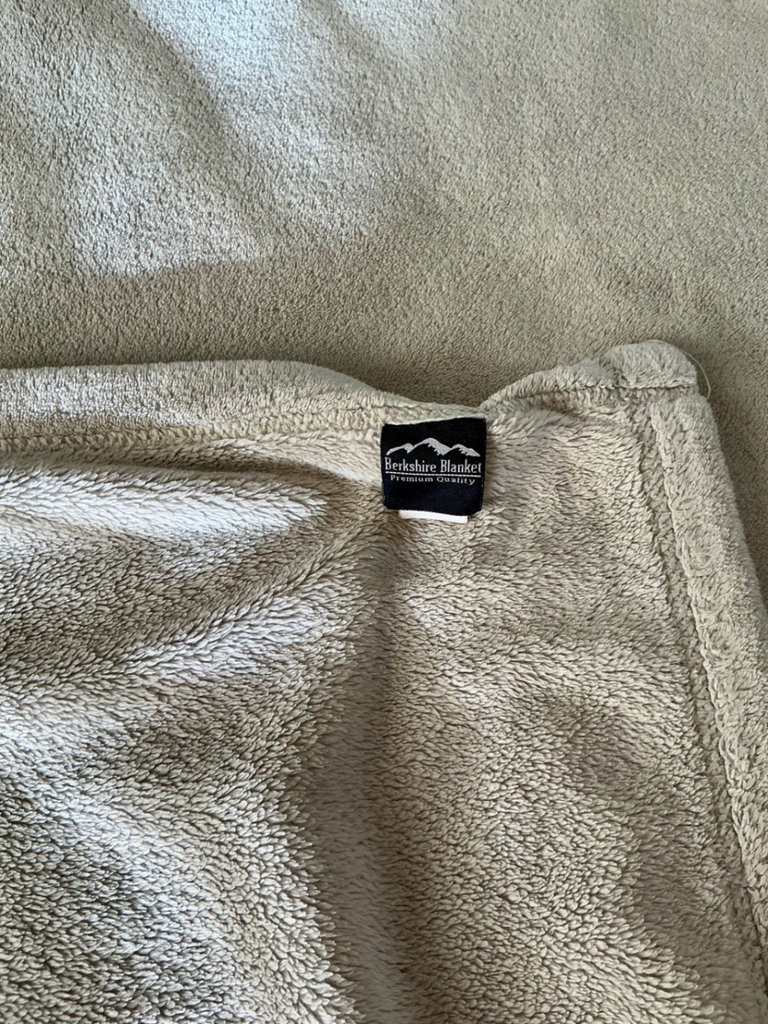 Assorted throws, and pillows - image 6 of 11