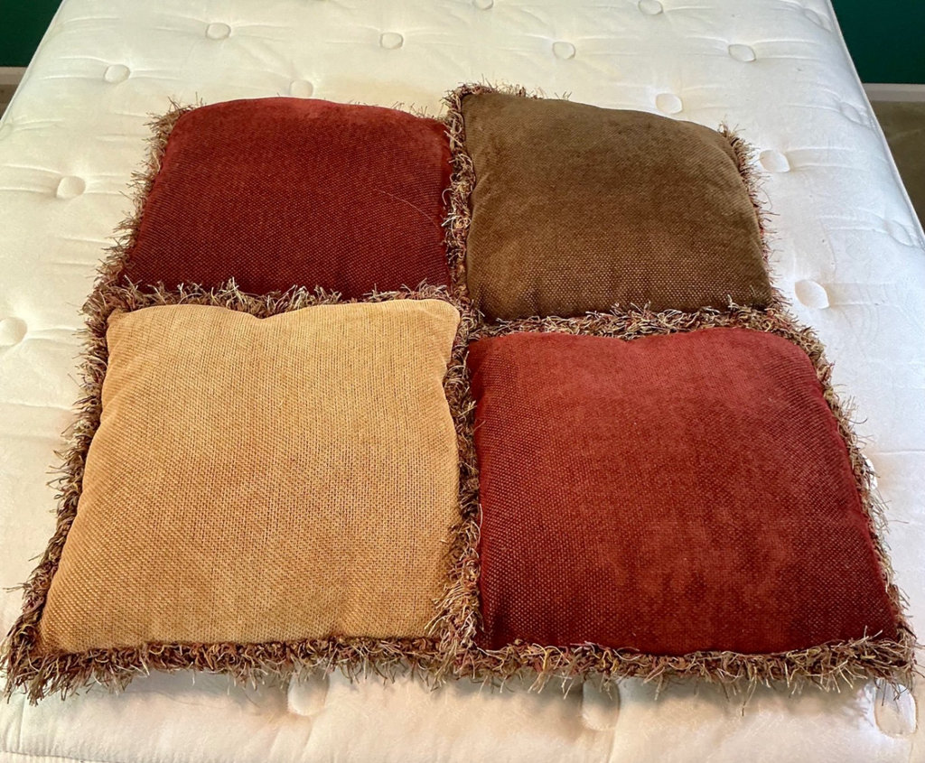 Throw pillows and Knitted Throws - image 2 of 8