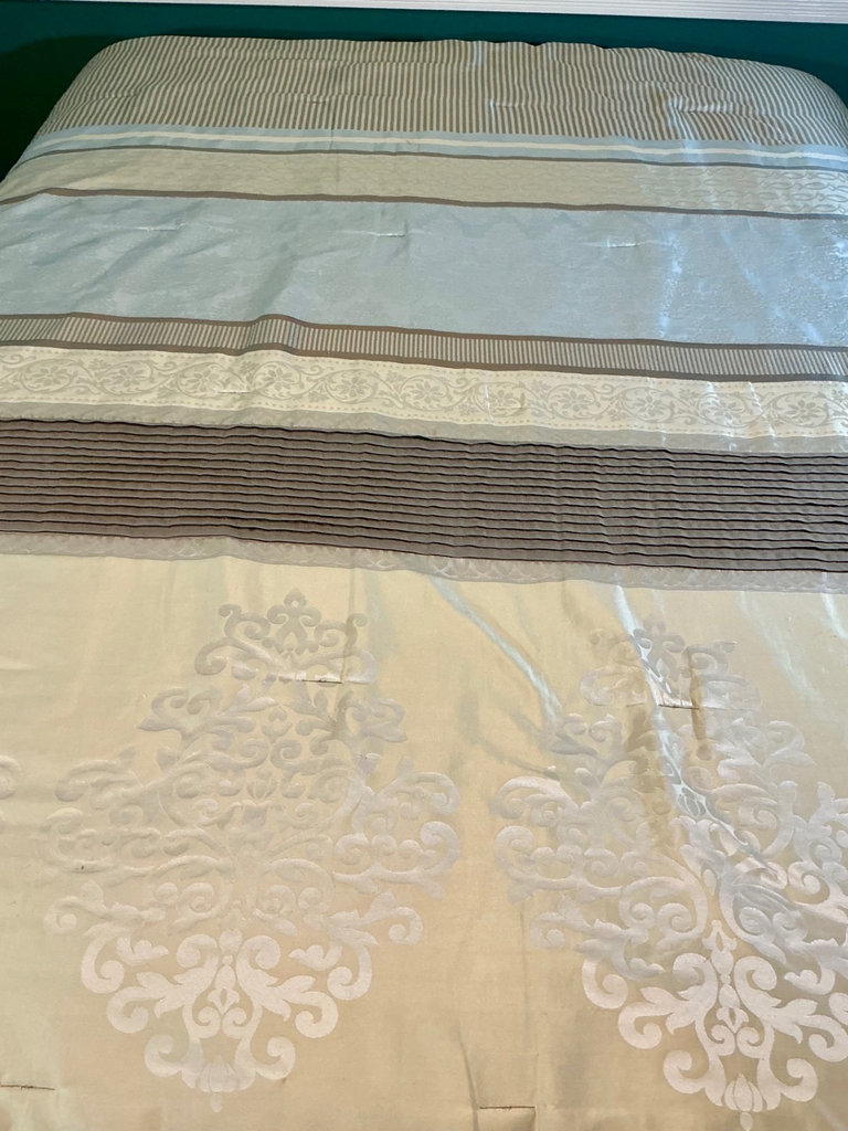 Queen Comforter with Throw pillows  - image 2 of 4