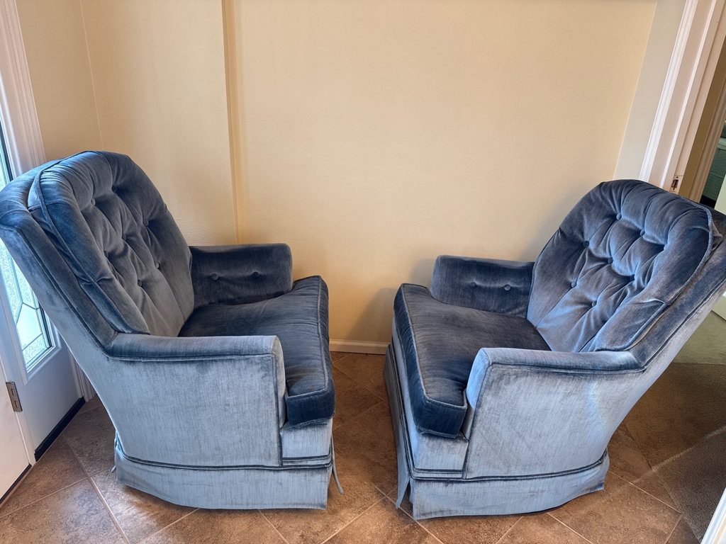 Pair of blue velvet tufted barrel armchairs, lamp & print - image 3 of 11