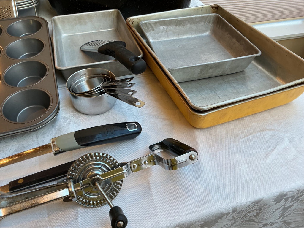 Metal cookware, Bakeware, Utensils - image 6 of 7