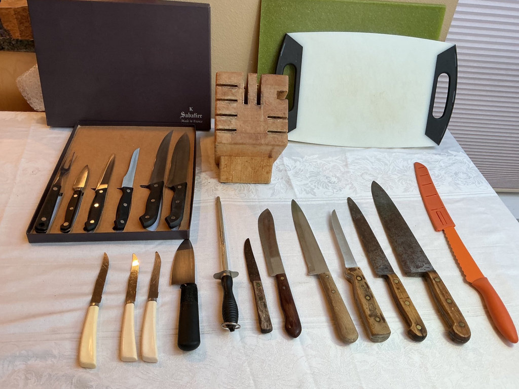 Cutlery and cutting boards - image 1 of 5