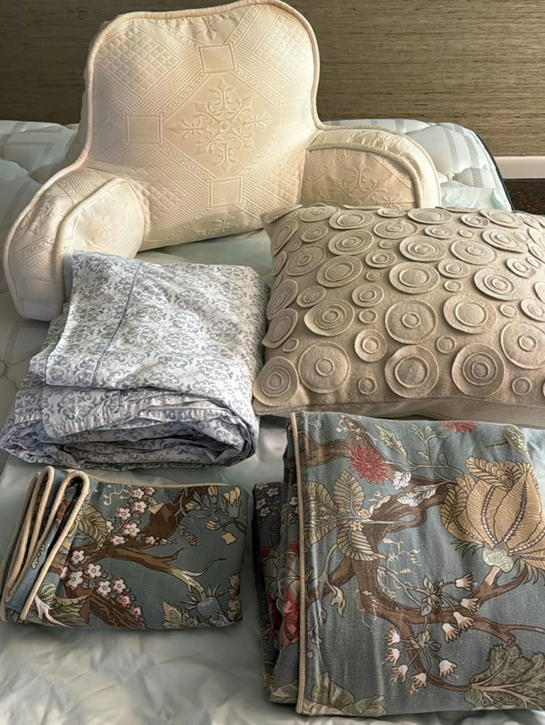 Pottery Barn Bedding - image 1 of 7
