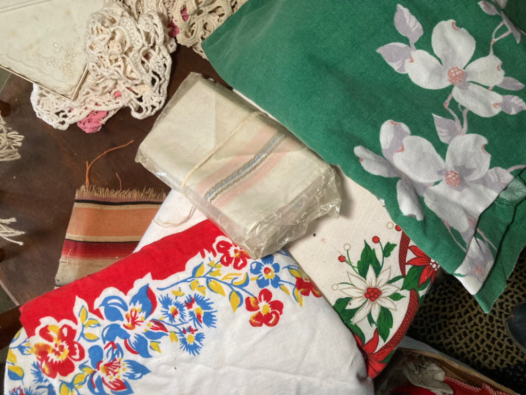 Assorted vintage textiles and crocheted items - image 6 of 12