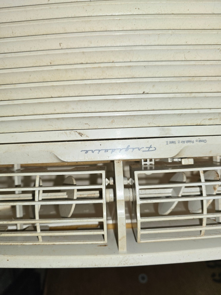 Frigidaire window air conditioner - image 3 of 6