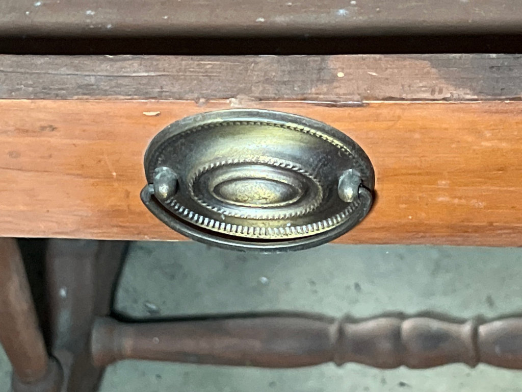 Oval wooden table with turned legs - image 4 of 6
