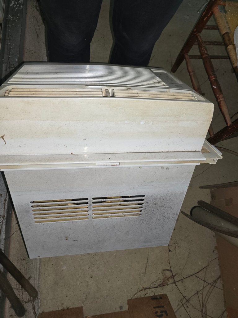 Frigidaire window air conditioner - image 6 of 6