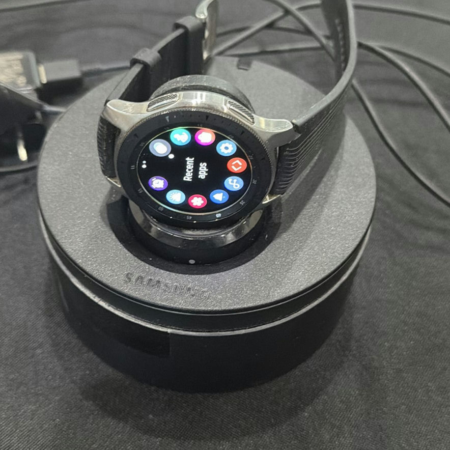 Samsung Galaxy III round smart watch with charging dock and accessories - image 9 of 9
