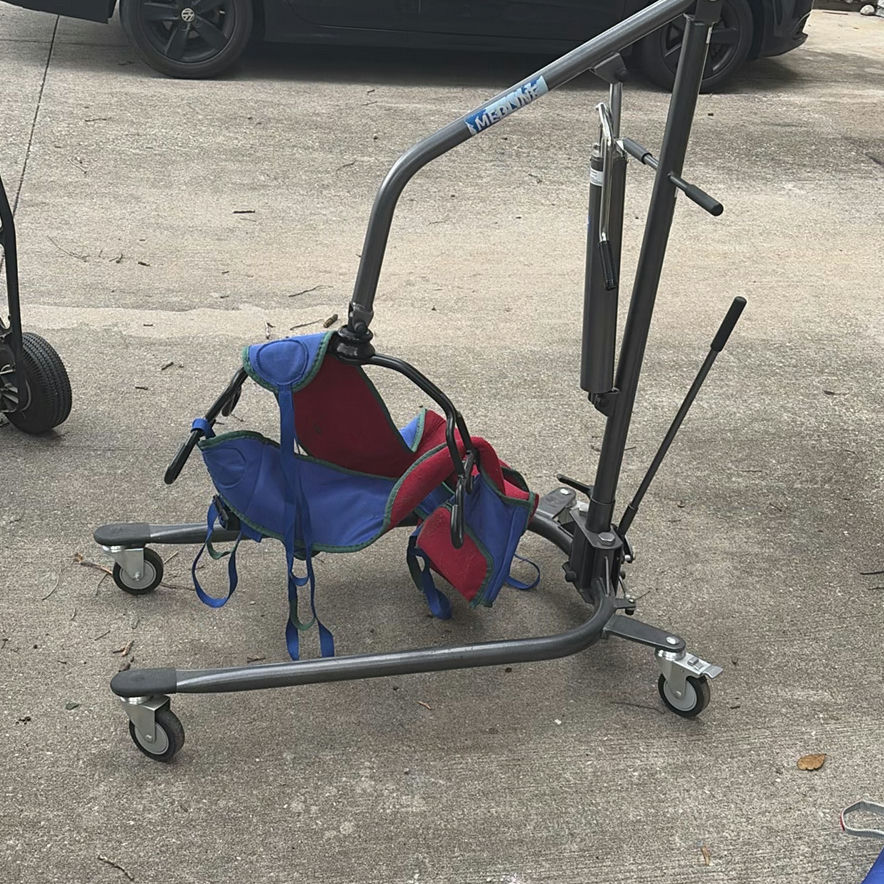 Medline floor-based patient lift with slings - image 1 of 5