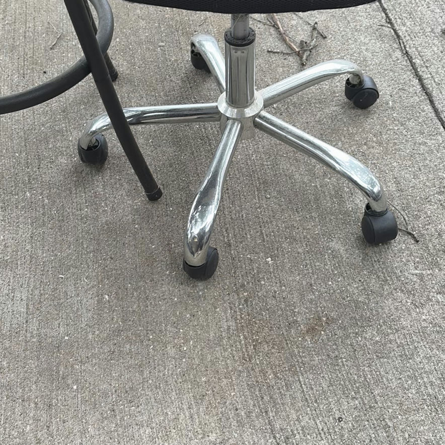 Two bar stools and an office chair - image 4 of 4