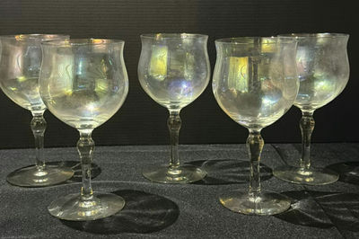 Clear stemmed wine glasses - Image 1 of 3