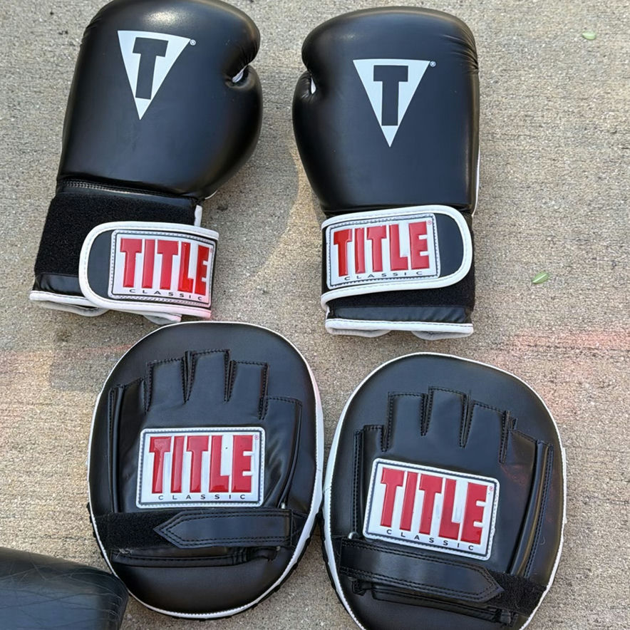 Boxing gloves, headgear, and protective pads - image 6 of 6