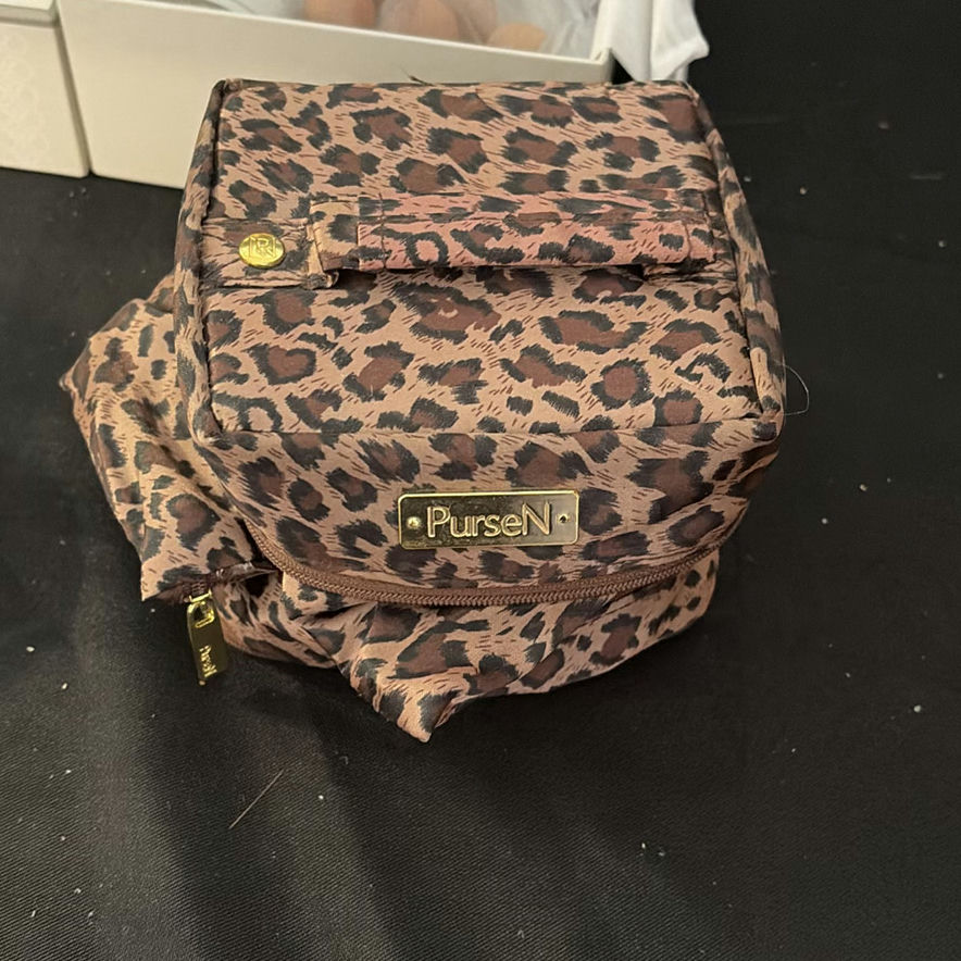 Assorted Bags, Organizers, Artwork, and Household Accessories - image 6 of 13