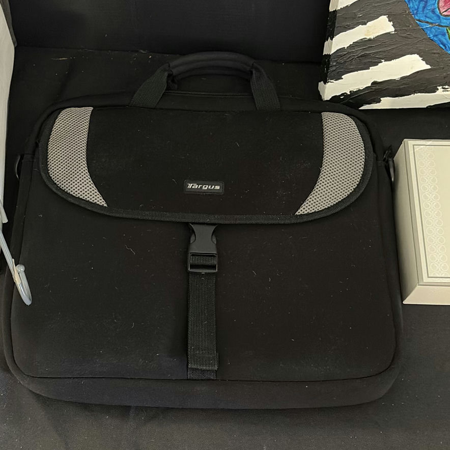 Assorted Bags, Organizers, Artwork, and Household Accessories - image 3 of 13