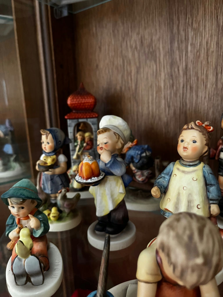 Assorted Hummel porcelain figurine collection - image 5 of 6