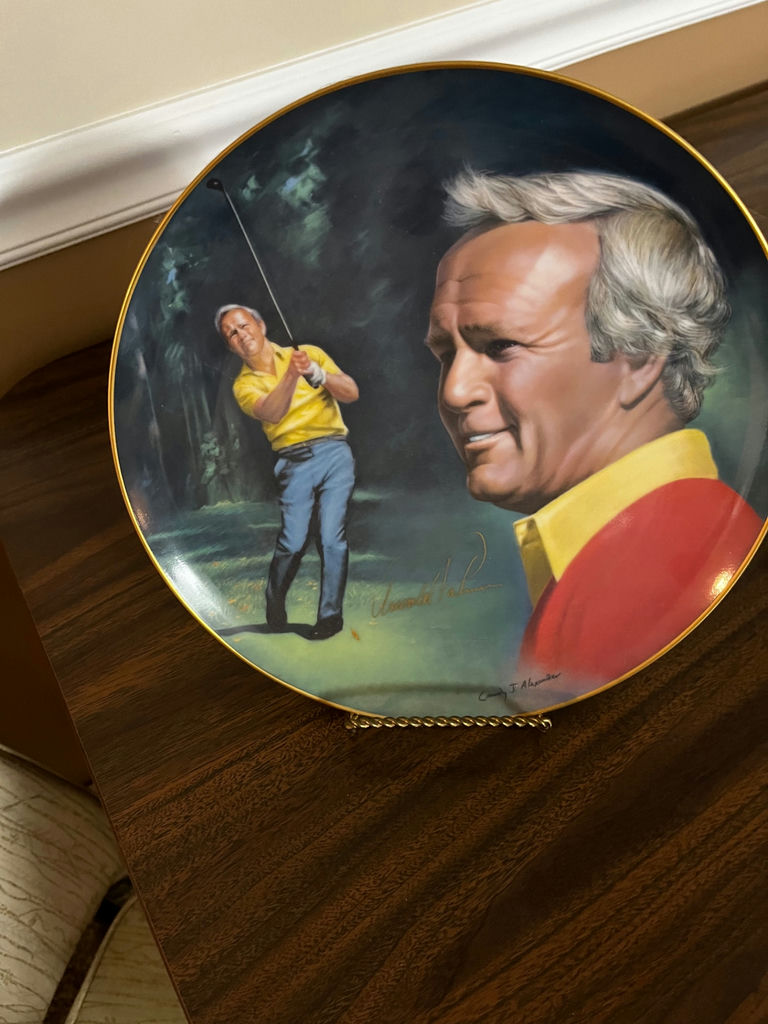 Golf-themed decorative plates: Arnold Palmer and Gary Player - image 1 of 4