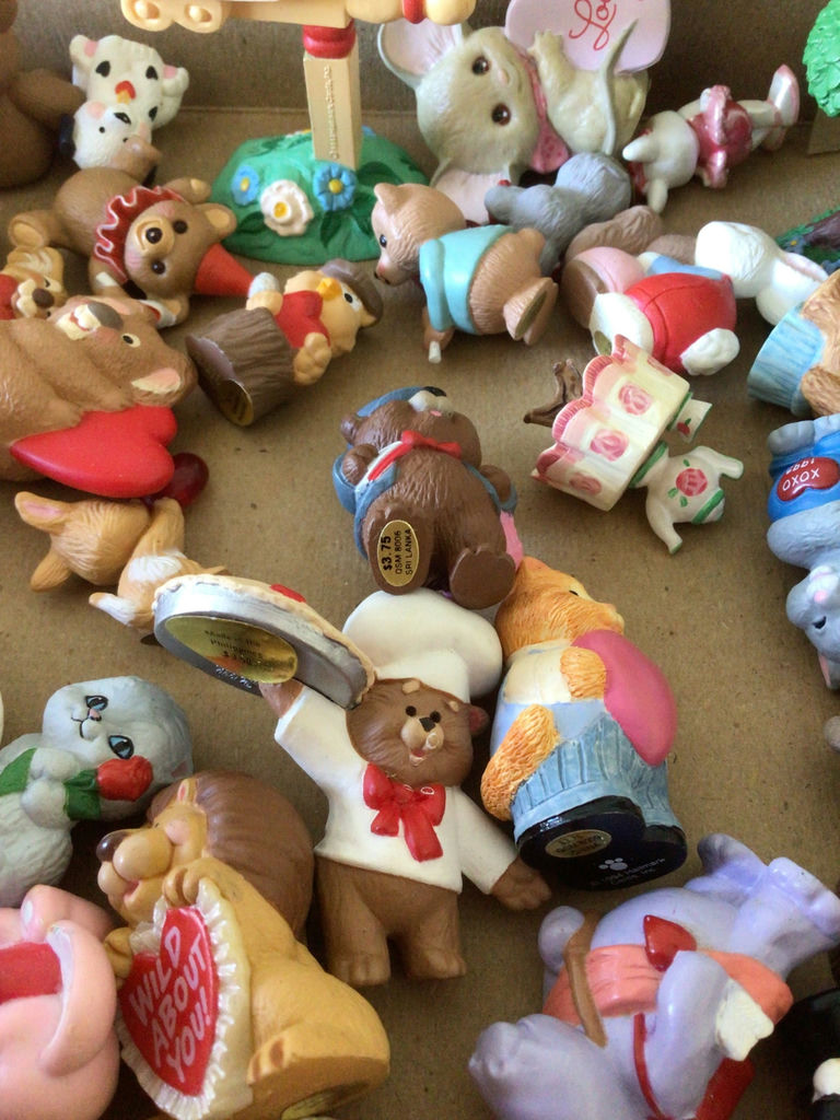 Assorted miniature animal figurines with Valentine motifs - image 4 of 4