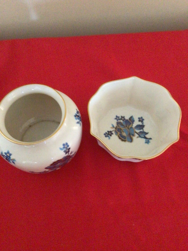 Blue-and-white porcelain vase and scalloped bowl set - image 2 of 4
