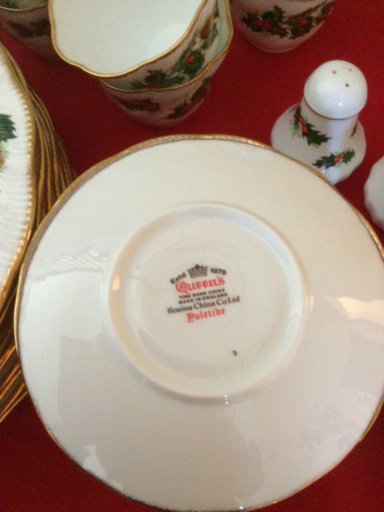 Holly-pattern porcelain dinnerware set with gold trim - image 5 of 5