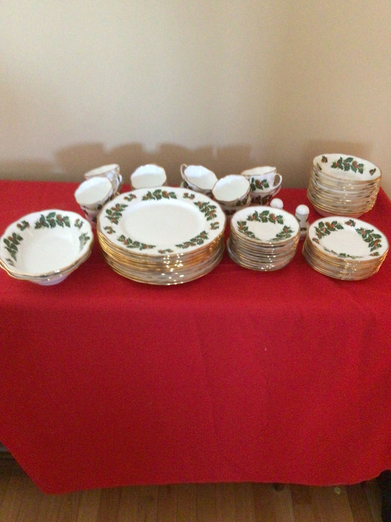 Holly-pattern porcelain dinnerware set with gold trim - image 1 of 5