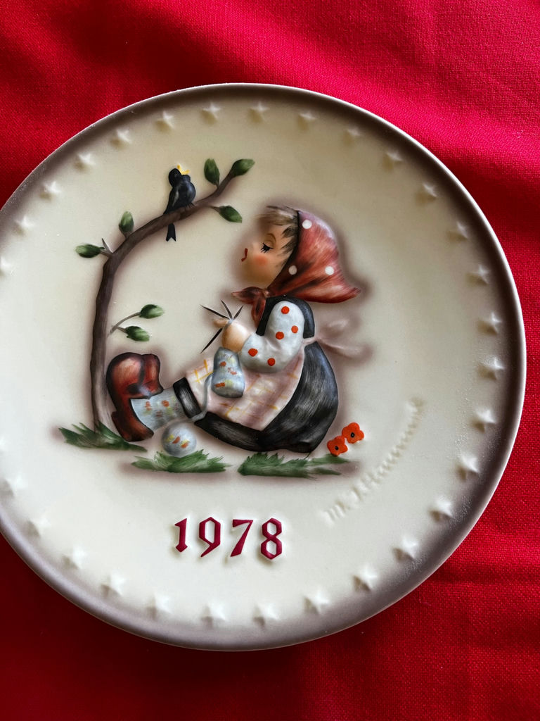 Goebel Hummel Annual Plates (1976–1979) - image 6 of 9