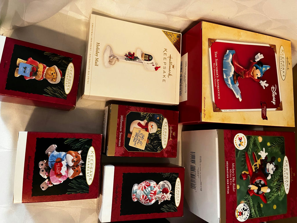 Keepsake Christmas Ornaments and Holiday Figurines - image 2 of 5